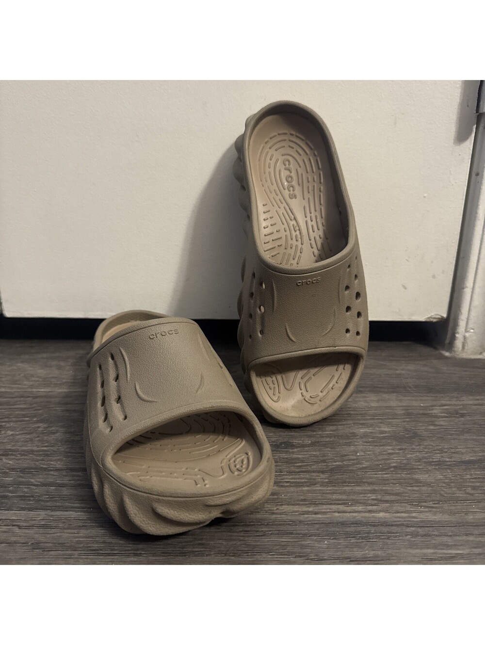Crocs Echo Slide Unisex Sandals Tan Khaki Men's 4 Women's 6 Comfort Slides
